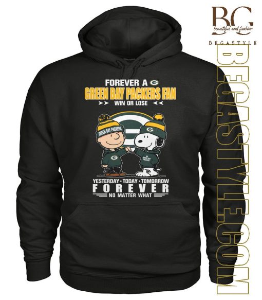 Charlie Brown And Snoopy High Fight Forever A Green Bay Packers Fan T-Shirt