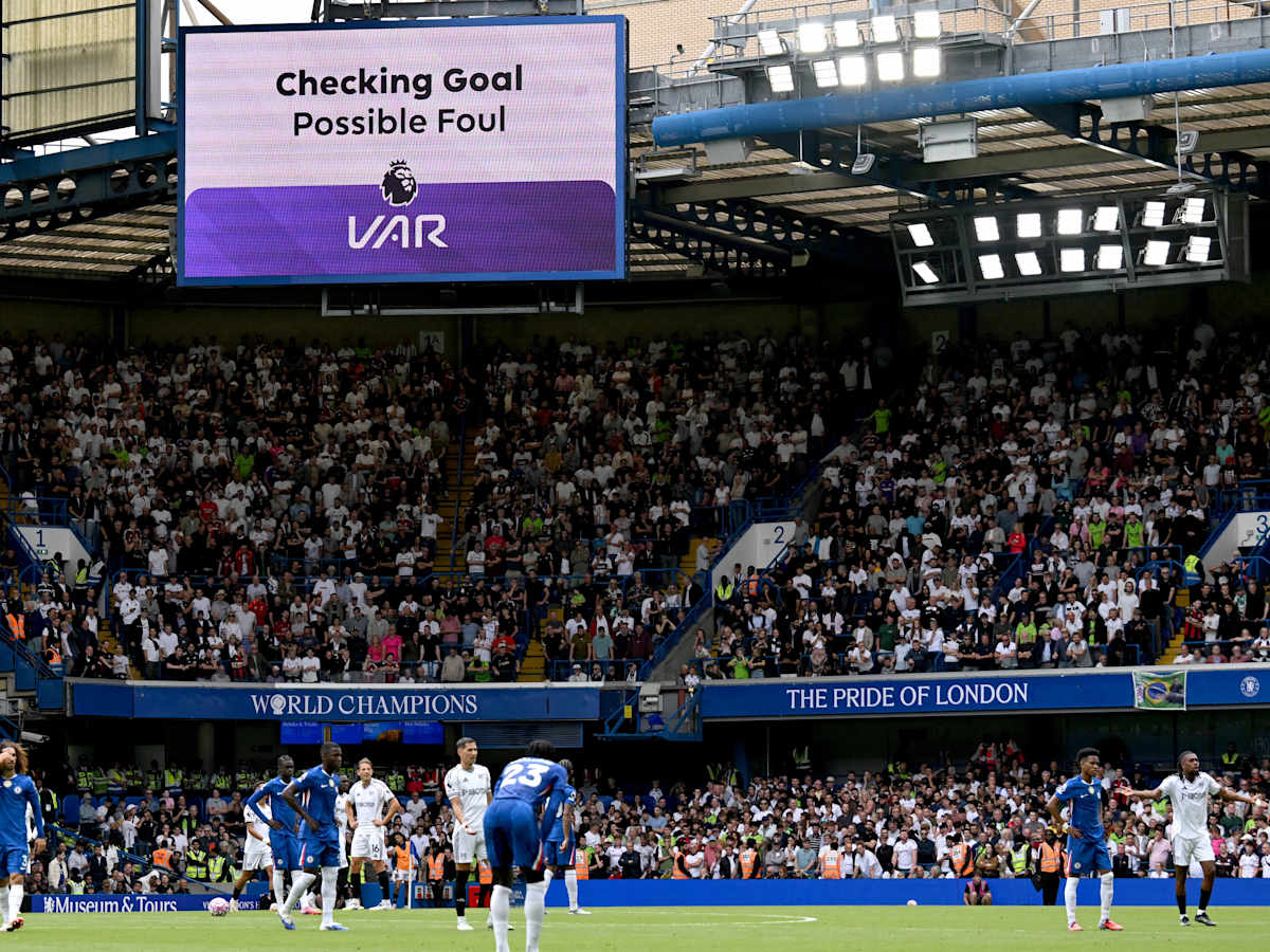 Disallowing Fulham goal at Chelsea was wrong, admits referees' chief Howard Webb