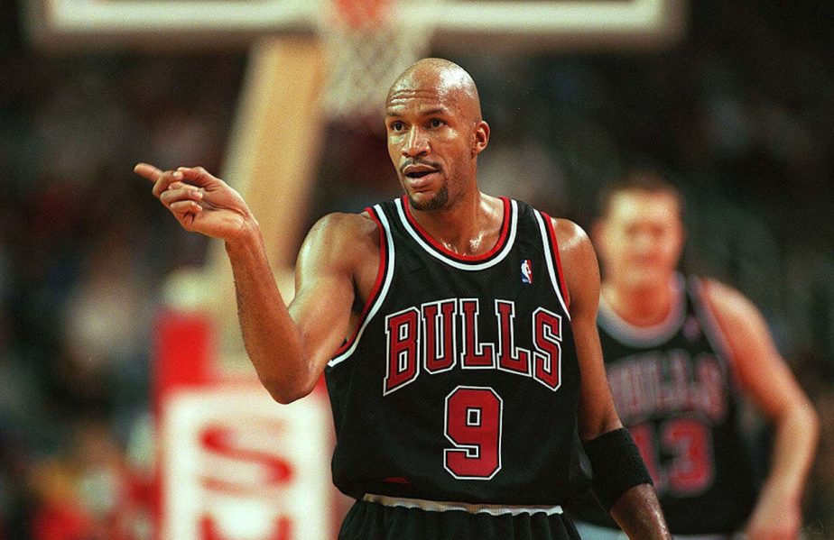 NBA - Michael Jordan's ex-teammate Ron Harper and former NBA Champion with both Bulls and the Lakers, continues to mock LeBron James' Lakers 😳 Harper dismisses LeBron's greatness and his achievements, especially
