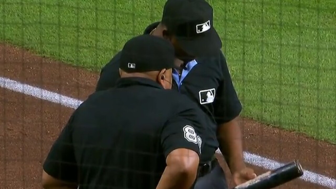 Yankees' Aaron Boone ejected for arguing controversial strike call